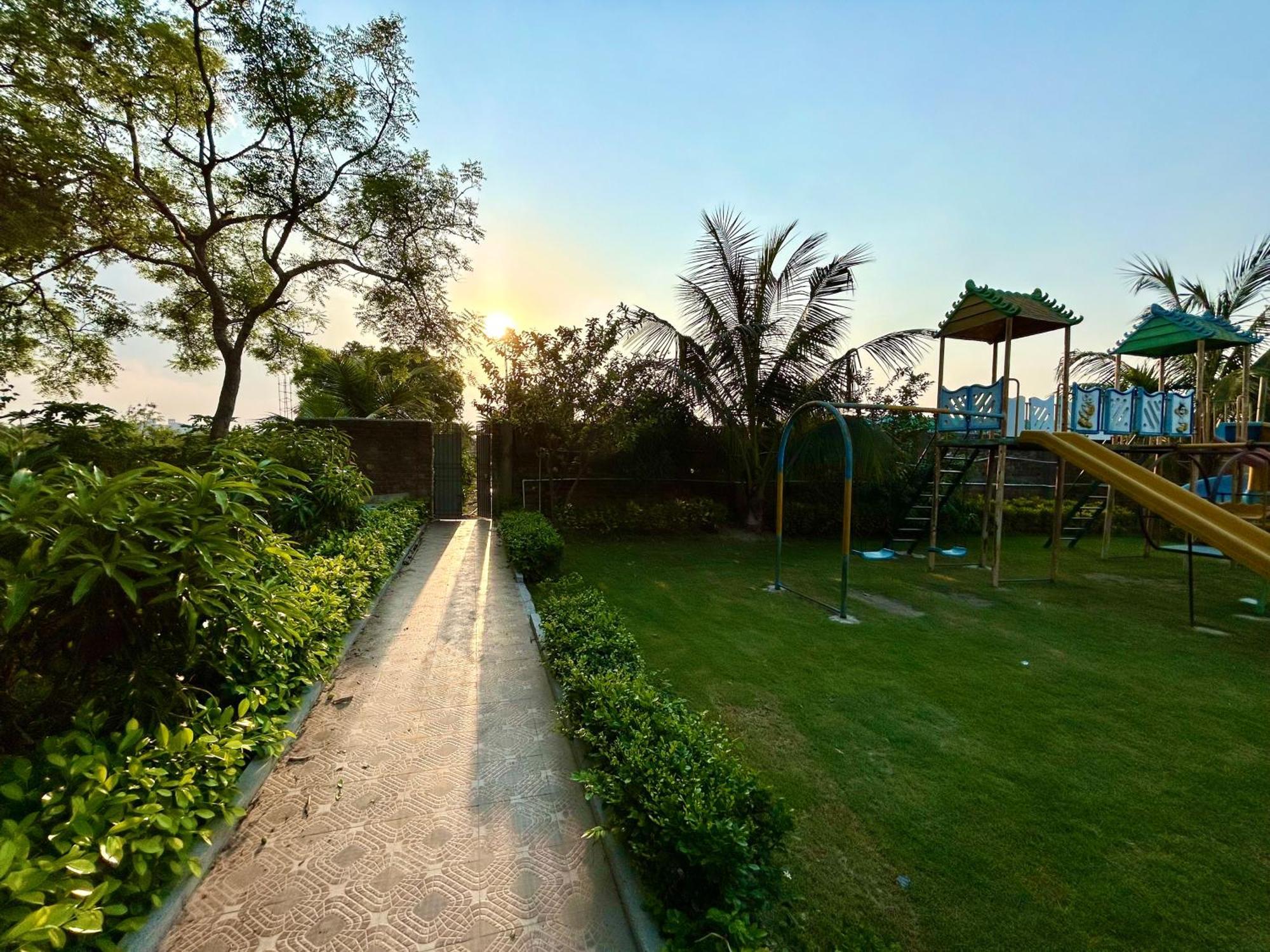Palli Bangla Resort, Near Ruby Hospital, Anandapur Калькутта Экстерьер фото