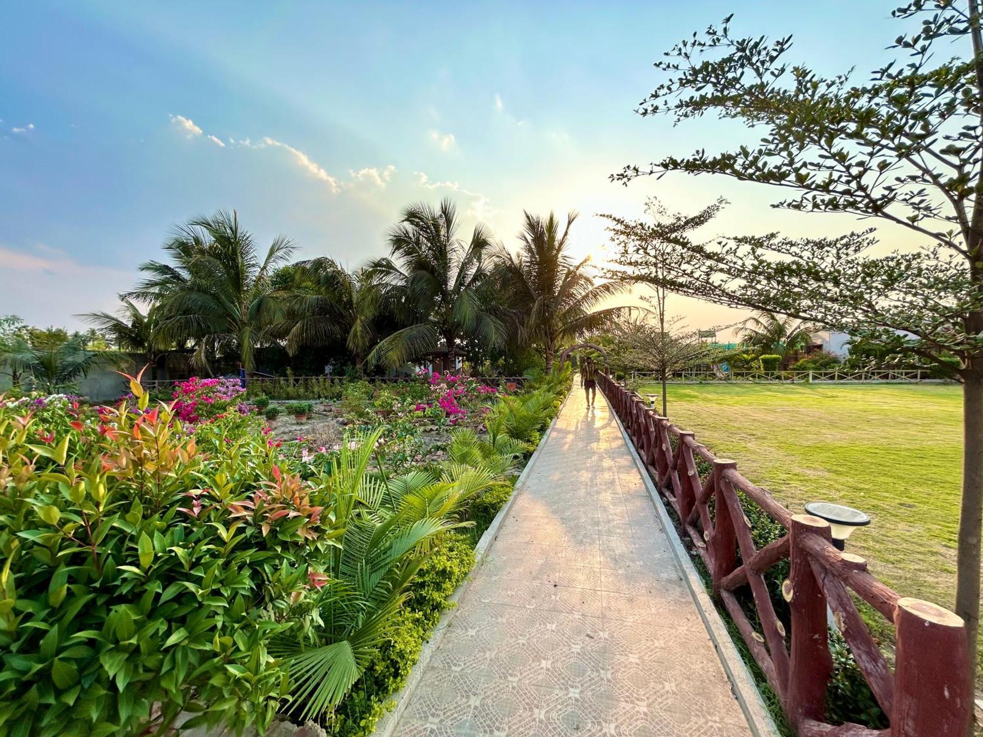 Palli Bangla Resort, Near Ruby Hospital, Anandapur Калькутта Экстерьер фото